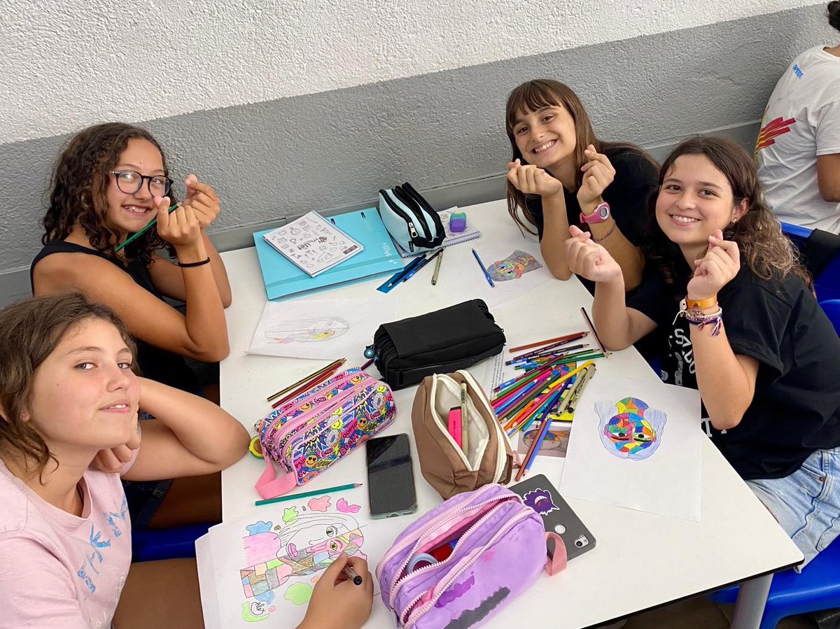 |SECUNDÀRIA| 

🖼️👤Els alumes d'e 1r d’ESO han practicat l'autoretrat a través de la línia, el pla orgànic, geomètric i el color. 

👏🏻Enhorabona!

#Educació #Secundària #Mollet #alumnes #aprendre #escola