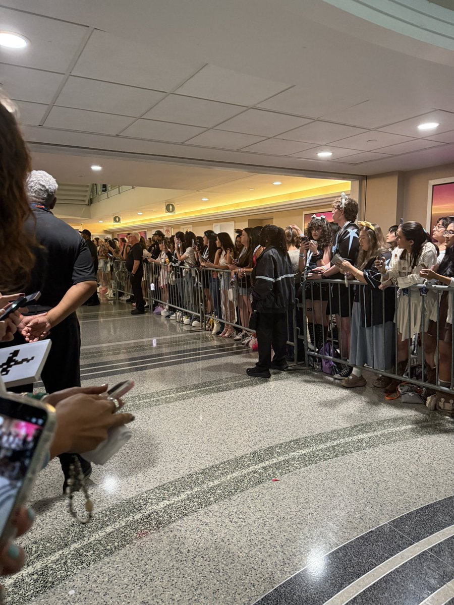 page_nin1's tweet photo. hiii does anybody have any videos from sendoof? my phone didn’t take the pictures very well and i want to see if somebody filmed some of the interactions when the came out 😭😭 #TXTinDALLAS #TXT_TOUR_ACTTOMORROW_DALLAS #txtsendoff i was on this side 🥲 pls and thank you!! https://t.co/CnSlWctE6V