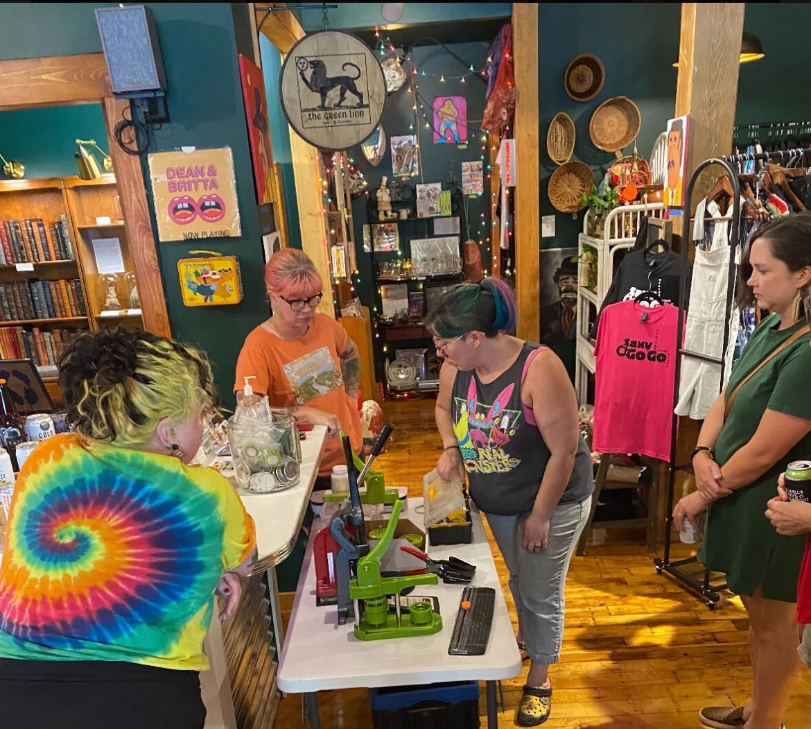 🎨✨ Big news from Saxapahaw! Riverside Collective has expanded with a new multi-purpose shop — Saxy a Go Go— bringing “vintage, vinyl &amp; vibes” to the community. 🪩

thetimesnews.com/news/business/…