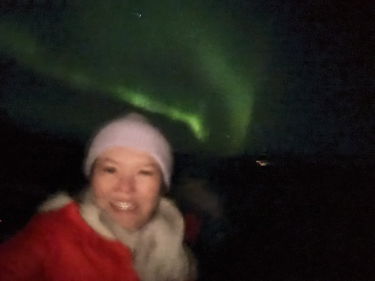 Исландад туйлийн туяа, аврора үзэж амжлаа.
Азтай явлаа