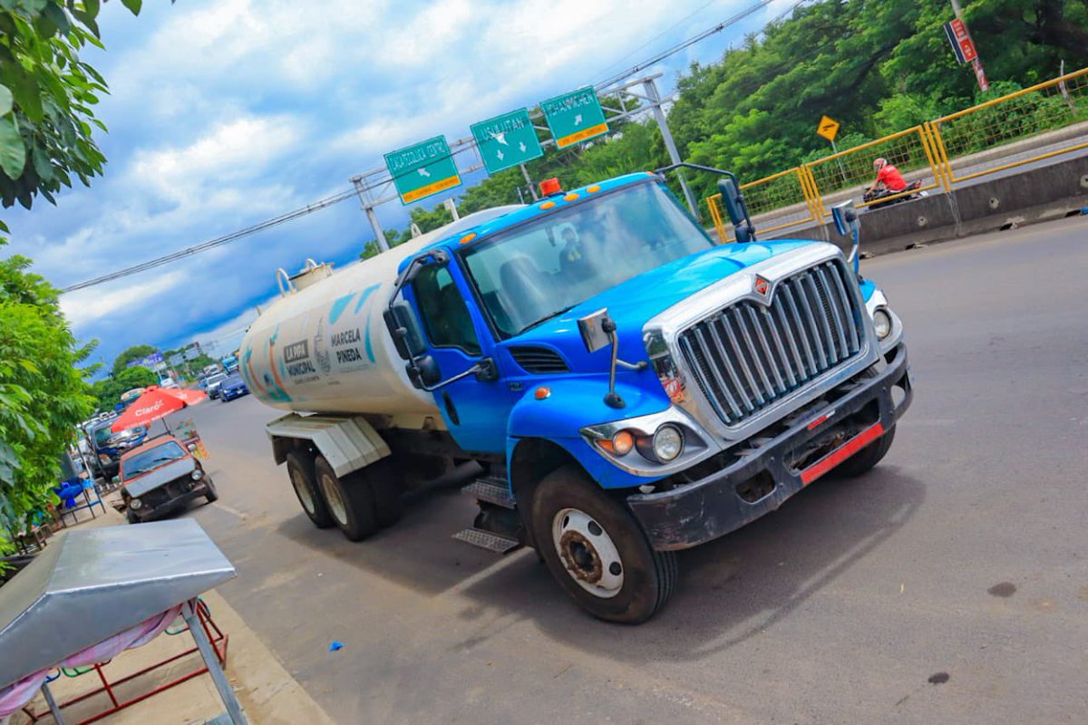MarcelaPinedaSV's tweet photo. Nuestra pipa Municipal se dirige a San Salvador para poder apoyar las diferentes comunidades que se han visto afectada en el suministro del agua. 

Si algo caracteriza a este gobierno es que siempre trabajaremos en equipo, primero Dios se normalizará el servicio. https://t.co/zKvjrKVdBe