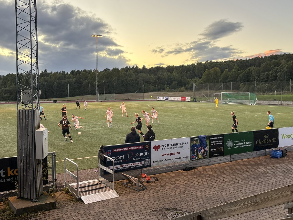 Ny dag, ny tur. Det ble 4. divisjonskamp med <a href="/hanzzen17/">Anders Hansen</a> mellom Re FK og Ørn Horten 2 på Bergsåsen kunstgress. Hyggelig anlegg med en fin tribune. Etter hvert 10 Ørn-spillere dro i land 3-2-seieren. #groundhopping