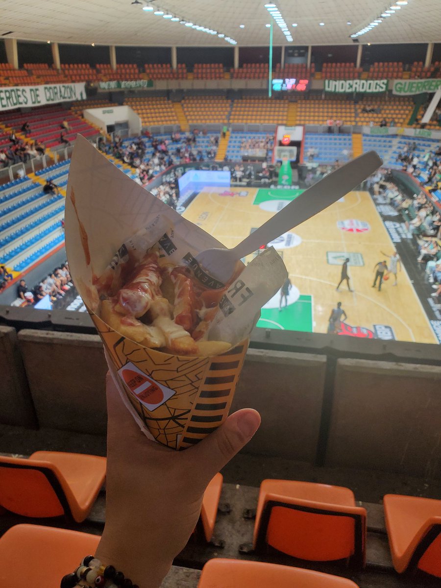 b91335's tweet photo. Sensacional el partido de ayer de las abejas estuvo increíble, aun que pues final terminaron perdiendo aún tengo más esperanza de que se puedan recuperar, por cierto muy rica las papas que venden ahí sin duda una experiencia única 👌✨️☺️ #somosepca https://t.co/MECw2Q4lrX
