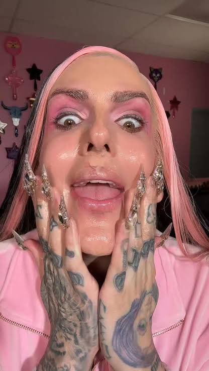 TheBeautifulLib's tweet image. Please stop calling @JeffreeStar a “normal gay” he’s so odd looking that he doesn’t he look like a gay person.
