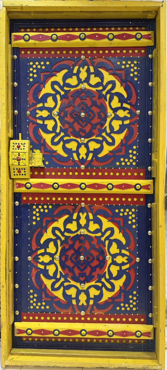 طرحت لكم باب خشبي بموضوعي عن النحت على الخشب بزخارف إسلامية حيث قمت بنحت وحفر الزخارف على الخشب لأنها رمز ثقافي وتاريخي ويظهر هوية المكان وروح سكانه من خلال تصاميه الفريدة التي تتناغم  مع بيئته وتعبر عن تاريخه أرجو أن ينال أعجابكم# لكم تحيتي وتقديري ابن الحزم