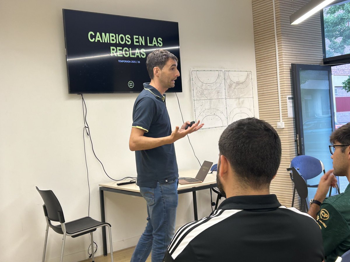 🔴 FORMAKUNTZA / FORMACIÓN ⚫️

📌 Ricardo De Burgos epailea gure entrenatzaileekin egon da gaur arratsaldean.
 
📚 Les ha impartido una formación sobre reglas de juego. 

Eskerrik asko‼️

#Romo #Cantera #GetxoKirolak