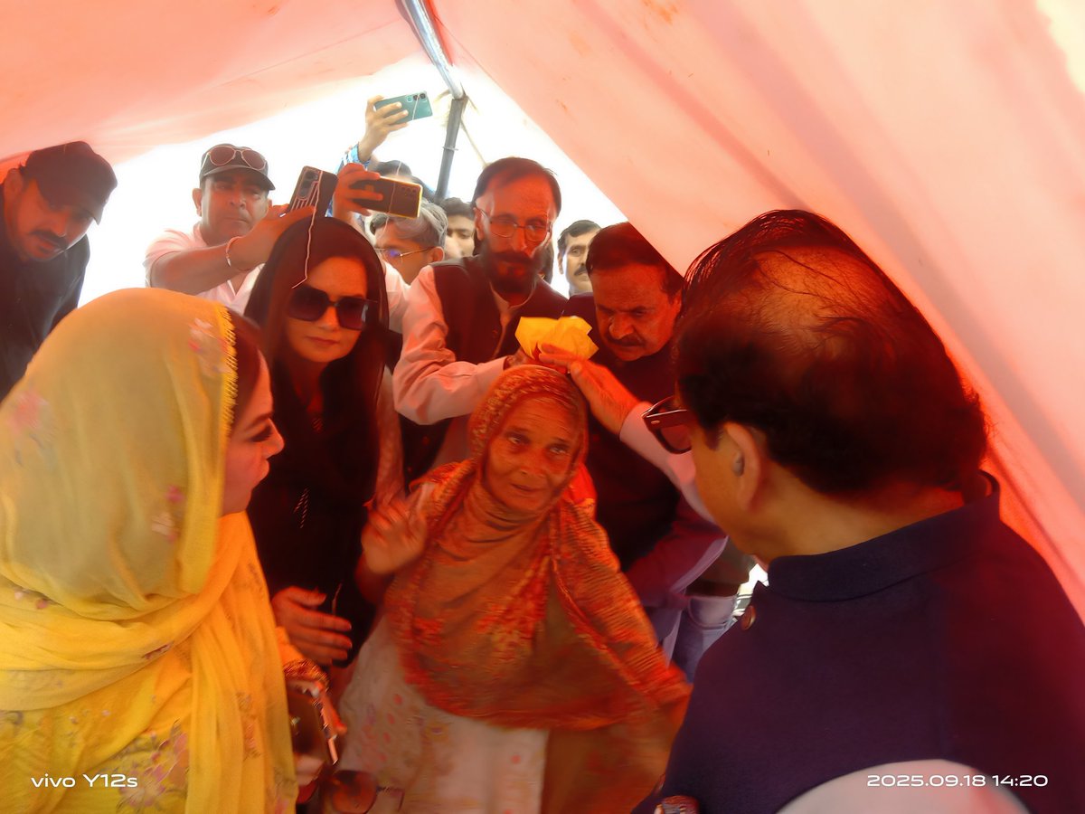 PPP Punjab (@ppppunjabsm1) on Twitter photo پاکستان پیپلزپارٹی وسطی پنجاب پنجاب کےصدر راجہ پرویز اشرف کی قیادت میں صوبائی قیادت نےچنیوٹ متاثرین کی خیمہ بستی میں خیمےاور ضروریات زندگی کی اشیاء تقسیم کیں متاثرین کوحوصلہ دیااور کہا کہ چیرمین بلاول بھٹو زرداری اور پیپلز پارٹی ہمیشہ آپکے ساتھ رہے گی
<a href="/BBhuttoZardari/">Bilawal Bhutto Zardari</a> 
<a href="/RPAPPP/">Raja Pervez Ashraf (Official)</a> پاکستان پیپلزپارٹی وسطی پنجاب پنجاب کےصدر راجہ پرویز اشرف کی قیادت میں صوبائی قیادت نےچنیوٹ متاثرین کی خیمہ بستی میں خیمےاور ضروریات زندگی کی اشیاء تقسیم کیں متاثرین کوحوصلہ دیااور کہا کہ چیرمین بلاول بھٹو زرداری اور پیپلز پارٹی ہمیشہ آپکے ساتھ رہے گی
<a href="/BBhuttoZardari/">Bilawal Bhutto Zardari</a> 
<a href="/RPAPPP/">Raja Pervez Ashraf (Official)</a>
