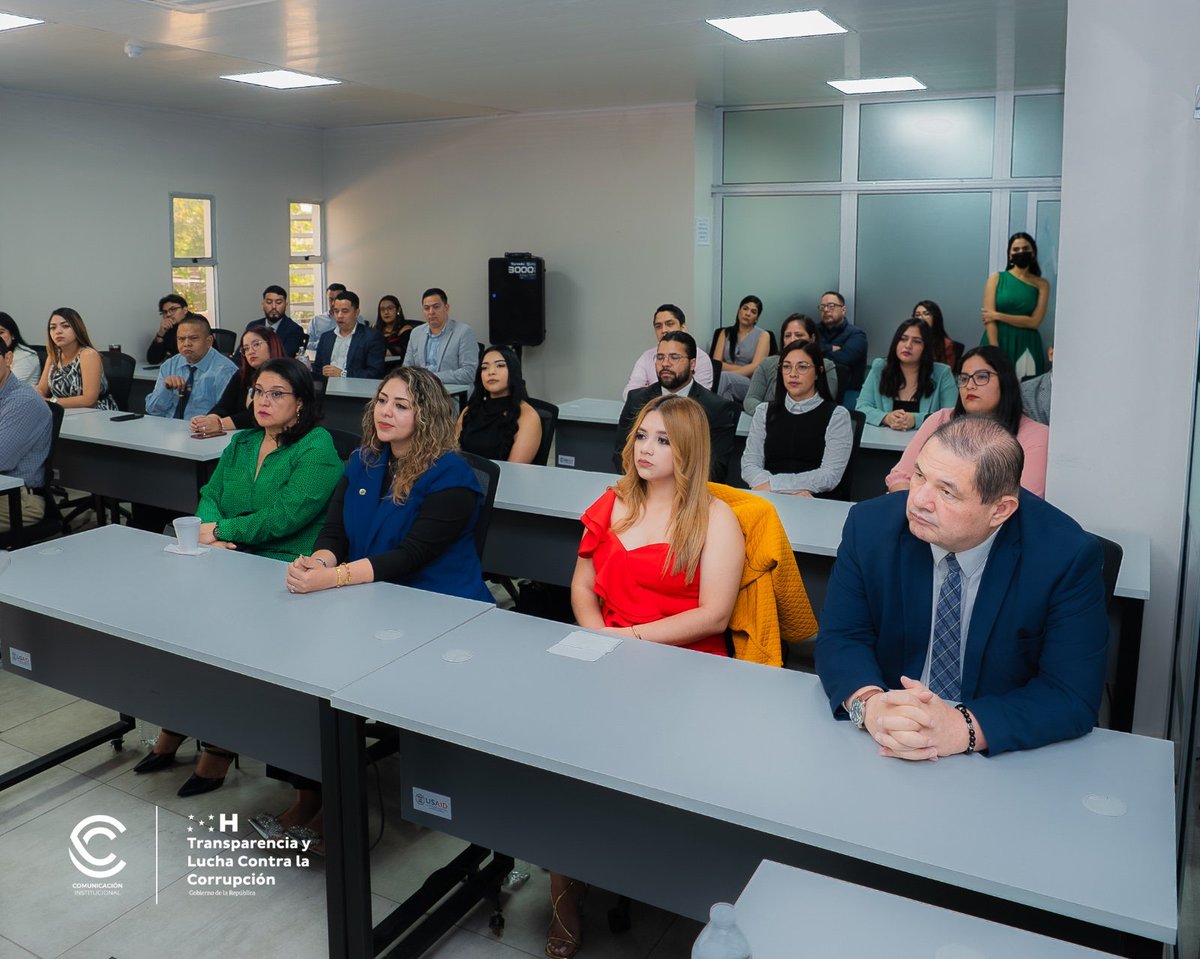 En el marco de la visión de la Presidenta <a href="/XiomaraCastroZ/">Xiomara Castro de Zelaya</a> de construir un país con transparencia y fortalecer la gestión pública, la <a href="/stlcchn/">Transparencia y Lucha Contra la Corrupción</a>, a través de la <a href="/oncaehonduras/">ONCAE Honducompras</a>, llevó a cabo la entrega de sellos del II Proceso de Certificaciones a 36 nuevos Compradores Públicos