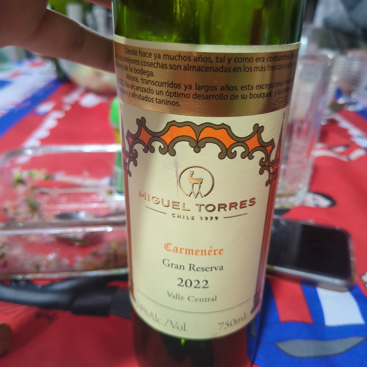 Que bueno que es nuestro vino chileno 😍 Tomen con cuidado y sin manejar 🫶 a disfrutar 🇨🇱❤️