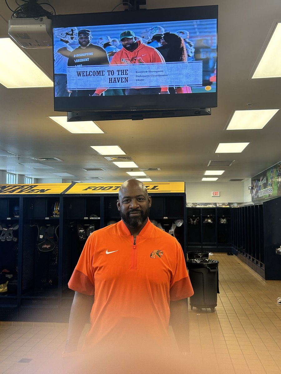 WHCoachWhite's tweet image. Appreciate @CoachKThompson for stopping by practice this afternoon. 🔱