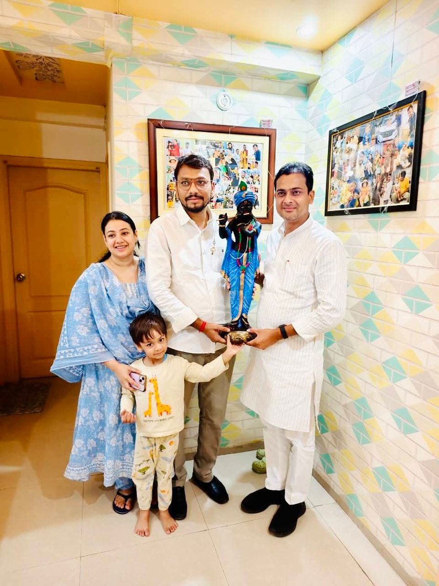 आज शाम आवास पर भाजपा, गौतमबुद्ध नगर <a href="/Bjp4GbnagarUP/">BJP Gautam Buddh Nagar</a> के बहुत ही ओजस्वी-तेजस्वी, कर्मठ, जबरदस्त व्यक्तित्व एवं कुशल नेतृत्व के धनी माननीय यशस्वी जिलाध्यक्ष अति प्रिय बड़े भाई श्री <a href="/iabhishek4bjp/">Abhishek Sharma</a> भैया जी का शुभ-आगमन हुआ तथा हमें माननीय जिलाध्यक्ष भैया जी का अपने आवास पर स्वागत एवं