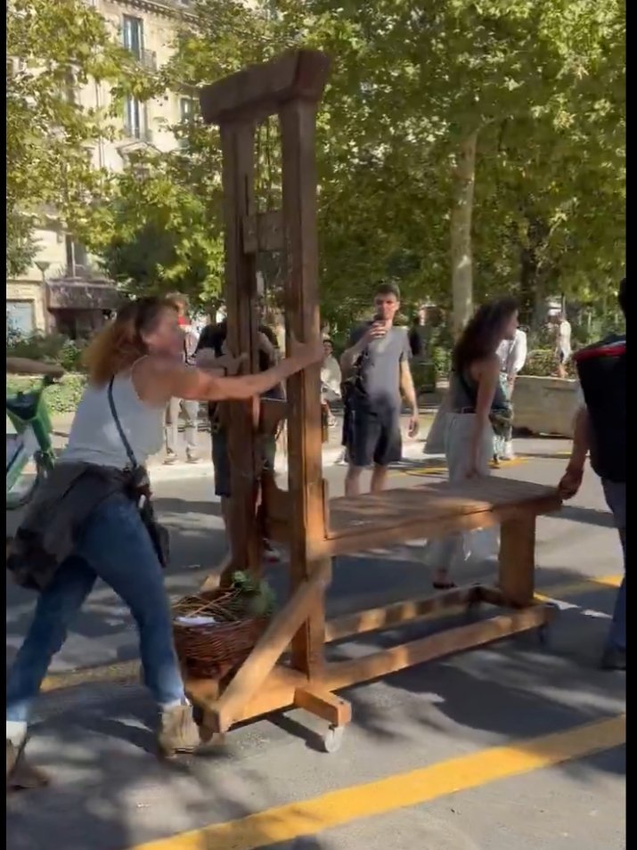 Il y a 44 ans, jour pour jour, l'assemblée nationale, sur proposition de Robert Badinter, votait l'abolition de la peine de mort en France. 
Aujourd'hui, à Paris, des manifestants qui se prétendent de gauche, ont promené une réplique de la guillotine dans le cortège.