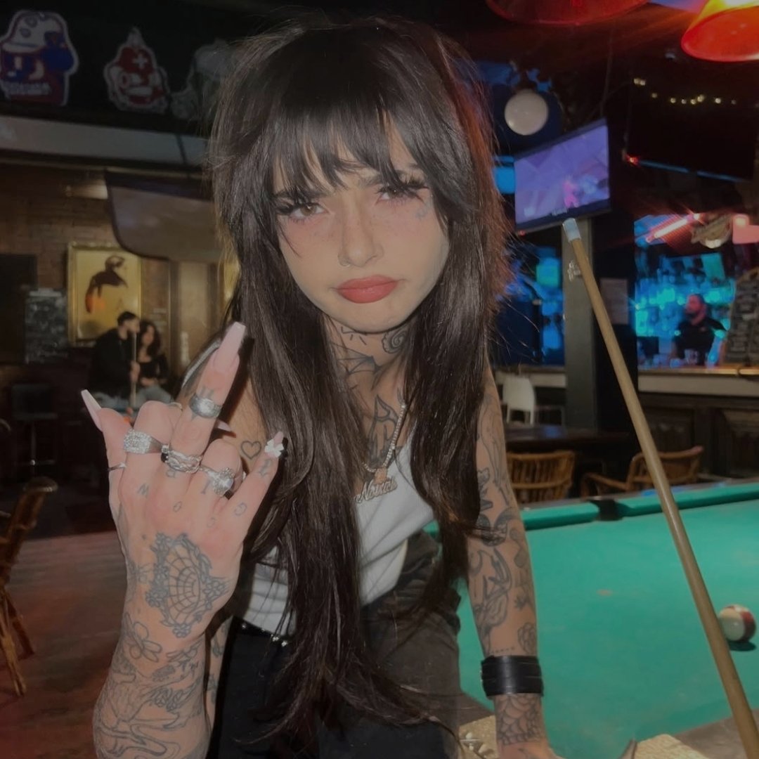 ㅤㅤㅤㅤㅤㅤㅤ        🩸
    Tengo fantasía'...
De comerte, besarte, chingarte to' el día
Aunque no ere' de nadie, bebé, tú erе' mía
Sé que tiene' tus trauma', pеro en mí confía, confía