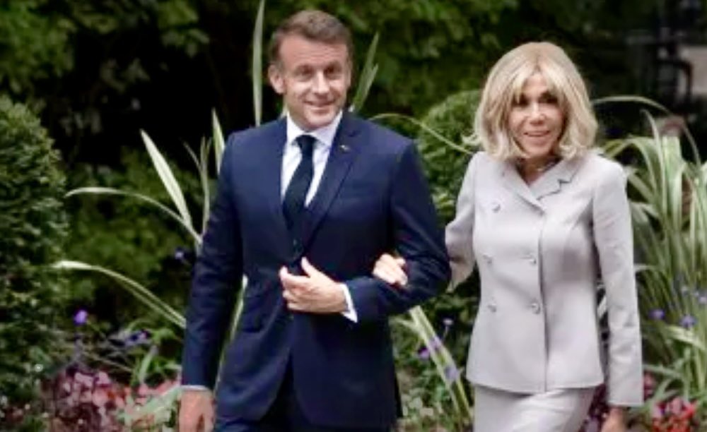 Vergüenza que Brigitte Macron tenga que presentar pruebas de que nació mujer, embarazos y crianza de hijos, después de que una “influencer” americana dijera que nació hombre.

Tristeza que nos dejemos influir por caraduras sin ética con pretensiones de hacer información.
