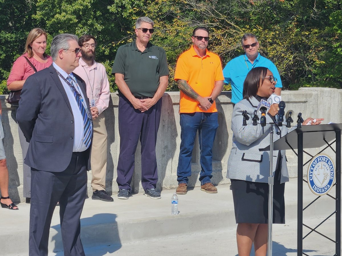 VSEngineering's tweet image. VS celebrated the opening of the Parnell Ave Bridge today in the @CityofFtWayne with a ribbon-cutting ceremony. @FortWayneMayor &amp;amp; City Engineer Patrick Zaharako addressed the crowd of happy residents before barricades were removed. #vsengineering #kbengineering #cityoffortwayne