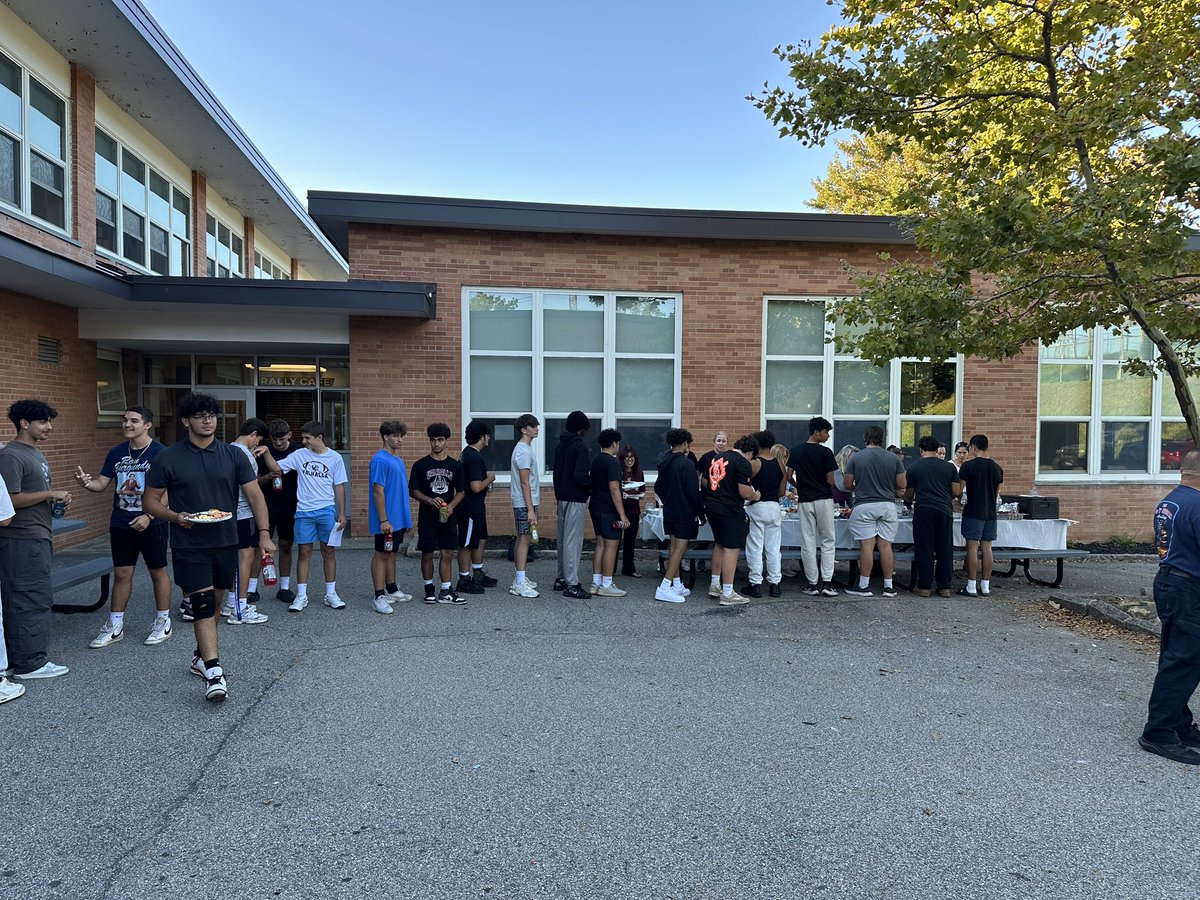 DematteoCoach's tweet photo. Huge thank you to our amazing football families for putting together such an incredible team bonding fest! 💪🏽🏈 Nothing better than a family meal to bring us all together. We’re so lucky to have you in our corner. #Family #Team #Grateful https://t.co/nfG5GOyqs5