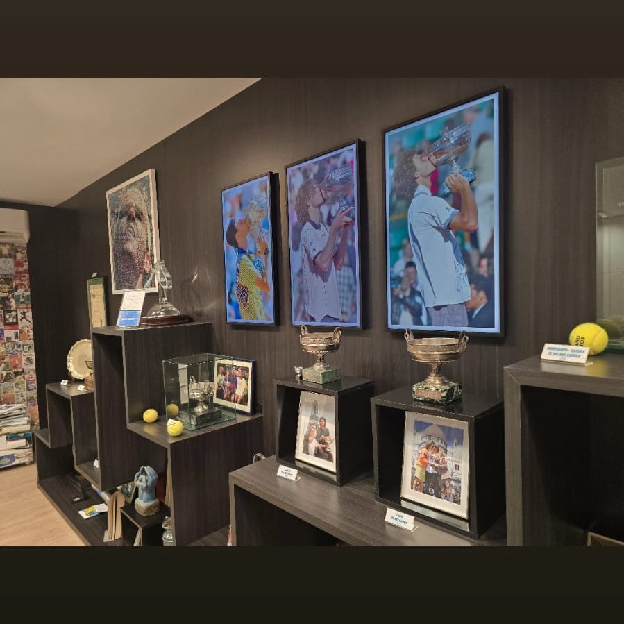 Visitei hoje o acervo do Guga Kuerten em Florianópolis, a convite do Grupo Guga Kuerten.  

Estão lá as raquetes, as roupas, os troféus, as fotos, mas principalmente está lá uma energia que é diferente.

É um lugar mágico.