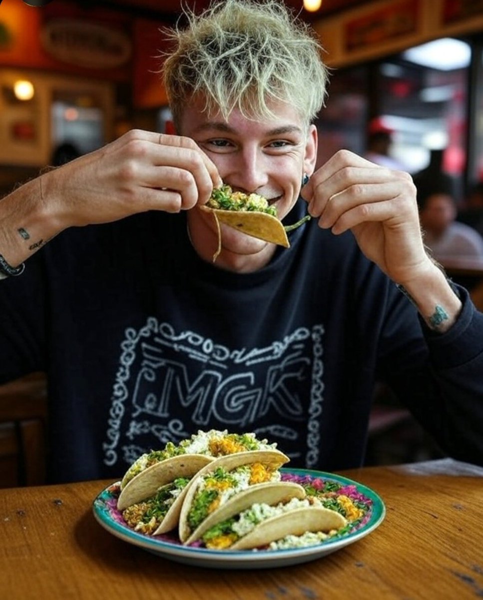Manifestando al Kells comiéndose unos tacos durante la lost americana tour  en México 
<a href="/machinegunkelly/">mgk</a>