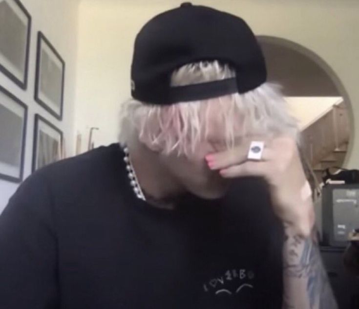 <a href="/JHudShow/">The Jennifer Hudson Show</a> <a href="/machinegunkelly/">mgk</a> "Hey <a href="/machinegunkelly/">mgk</a>, don't leave Mexico out of the Lost Americana tour! We're waiting for you here." 
#lostamericanamexicotourdates