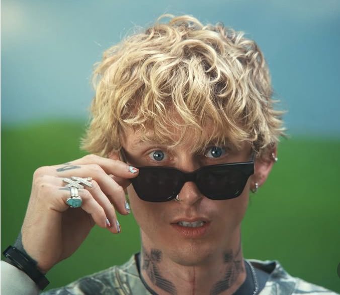 "Dear <a href="/machinegunkelly/">mgk</a>, please add Mexico dates to the Lost Americana tour. Your fans here need you!"
#lostamericanamexicotourdates