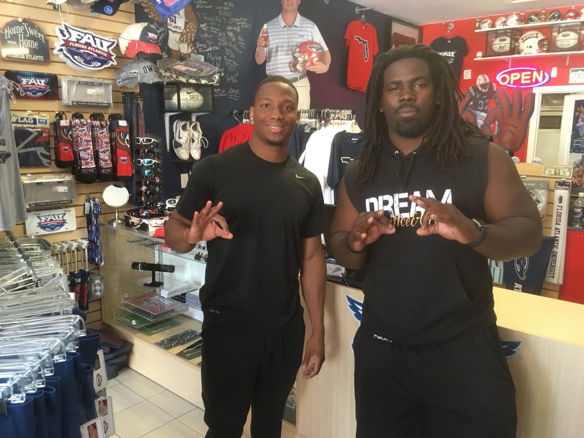 MarkNoll18's tweet image. 25-year celebration. Legends of ⁦@FAUFootball⁩. #FAU. Sharrod &amp;amp; Brandin.