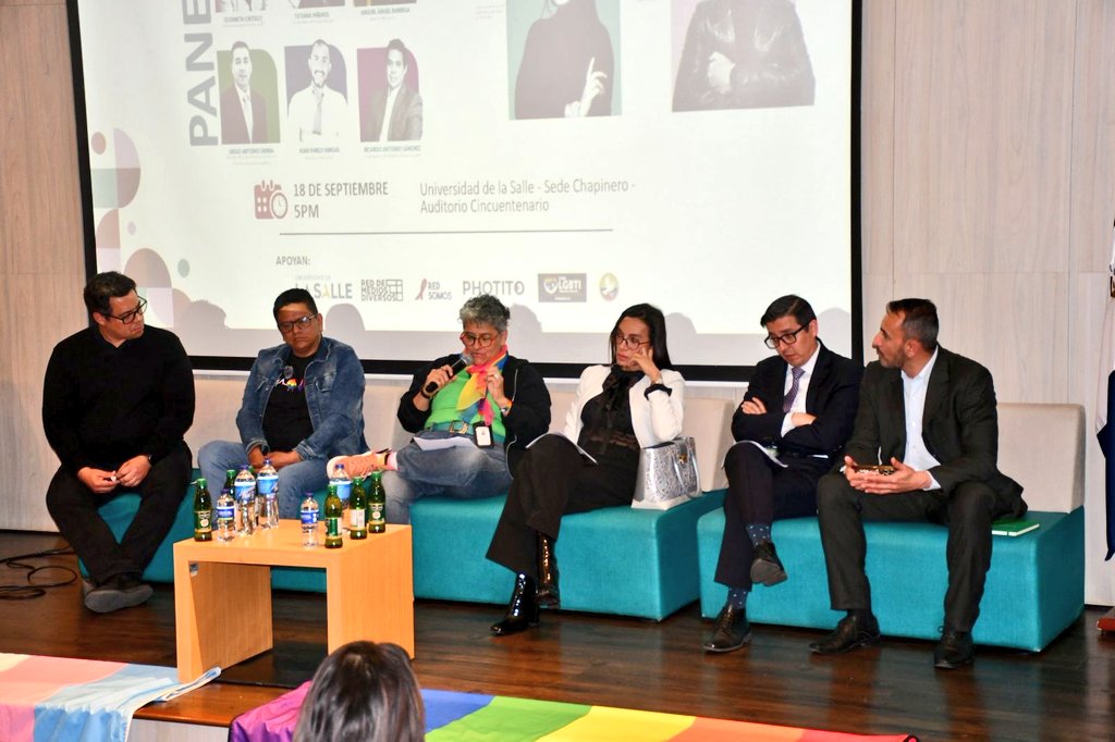 “El proyecto de inversión más grande en temas LGBTI en Colombia está en Bogotá. Un equipo de 120 personas en la Secretaría de Integración Social trabaja día a día para hacerlo posible.” ✨🏳️‍🌈🏳️‍⚧️
Me llena de orgullo trabajar de la mano con este equipo. – Elizabeth Castillo,