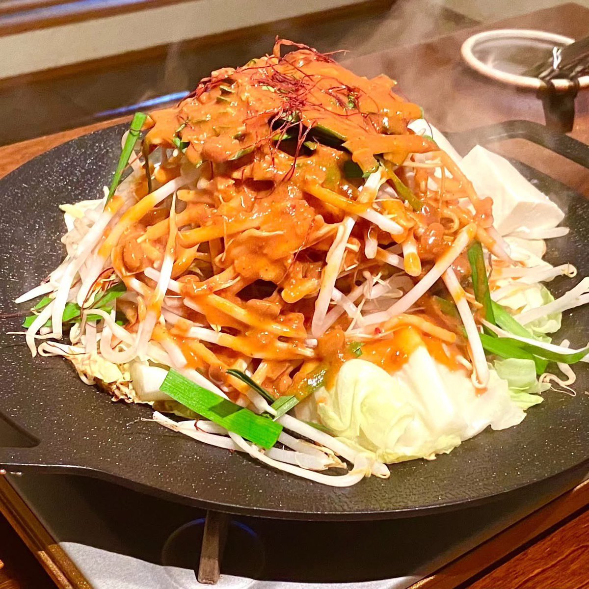 「もつ焼き」をご紹介させていただきます。
白もつ、馬すじ、馬中落ち、馬アダ皮（バラ肉の一種）を野菜で蒸し焼きにして店主特製味噌だれでお召し上がりいただきます。〆は①ご飯＋卵②ご飯＋チーズ③ちゃんぽん麺＋卵④ちゃんぽん麺＋チーズの中からお選びいただけます。ぜひお召し上がりください😊