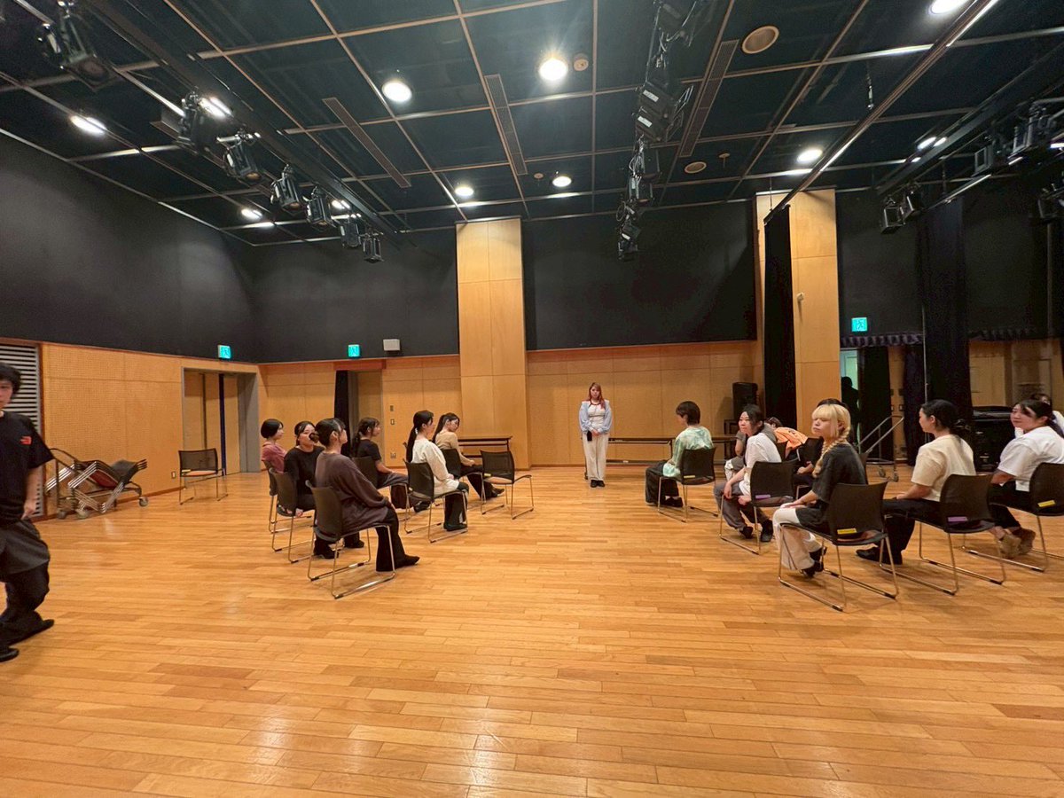 AraMiyaMusical's tweet photo. 【稽古日誌8️⃣】
初めての午後から稽古で芝居のミザンスみっちり‼️

やる事多いから進みは遅いけど、着実に本番に向かって進んでます😊

丁寧に丁寧にしっかりと前向いて頑張っていかなきゃですね🎶

#リリィ
#AMミュージカル https://t.co/CYaSaZUEO4