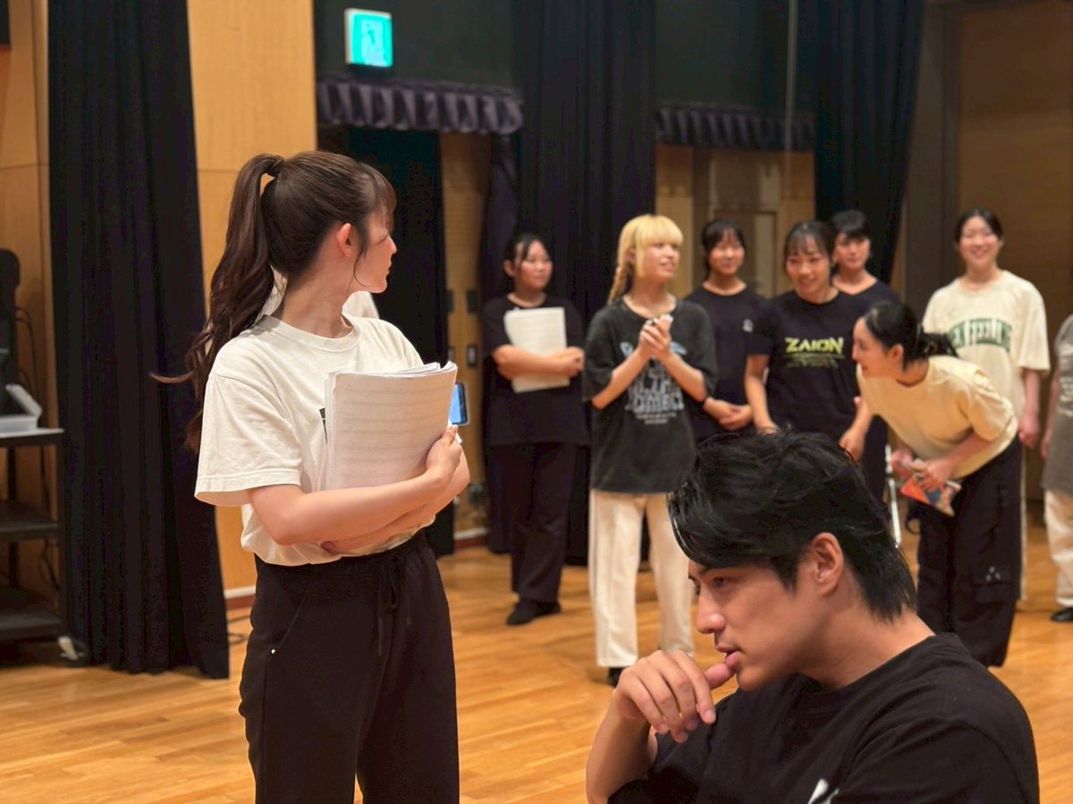 AraMiyaMusical's tweet photo. 【稽古日誌8️⃣】
初めての午後から稽古で芝居のミザンスみっちり‼️

やる事多いから進みは遅いけど、着実に本番に向かって進んでます😊

丁寧に丁寧にしっかりと前向いて頑張っていかなきゃですね🎶

#リリィ
#AMミュージカル https://t.co/CYaSaZUEO4
