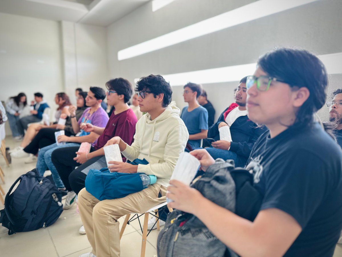 ✨Una mañana de cine que nos hizo viajar en el tiempo
La primera edición del #CineDebate nos emocionó con Casablanca. Gracias a cada estudiante, docente y que llenó la sala de entusiasmo. El cine no solo se ve, se conversa y se vive. ¡Nos encontramos en la próxima función!