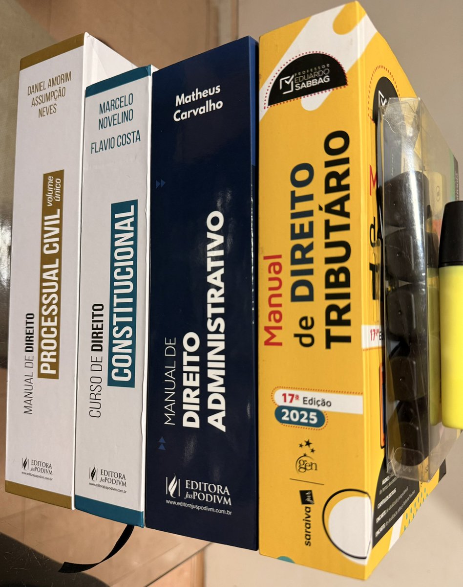 Os quatro guerreiros. Tô no começo, mas a base vem forte.