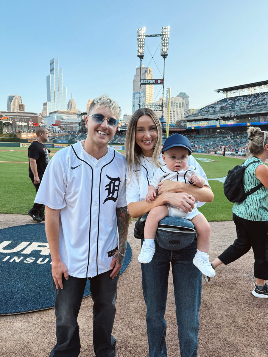 Thank you <a href="/tigers/">Detroit Tigers</a> for an unforgettable moment with my family. 🧠⚾️💙 

#scatterbrain #firstpitch #detroittigers