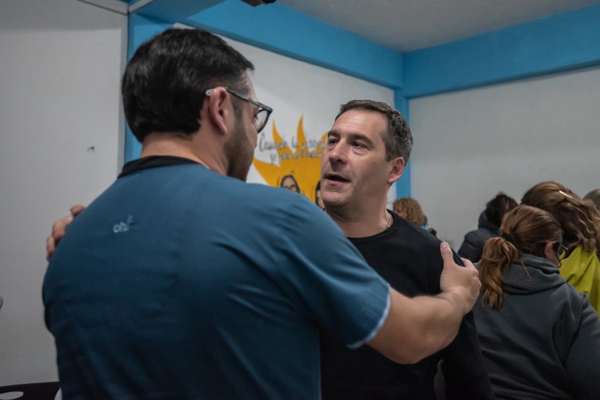 Escuché el dolor de quienes sostienen nuestro sistema de salud con lo poco que tienen.

Médicos, enfermeras, trabajadores agotados… hospitales y centros de salud colapsados en Chubut.

El Estado se retiró. Cerraron programas, faltan medicamentos, y nuestros jubilados están