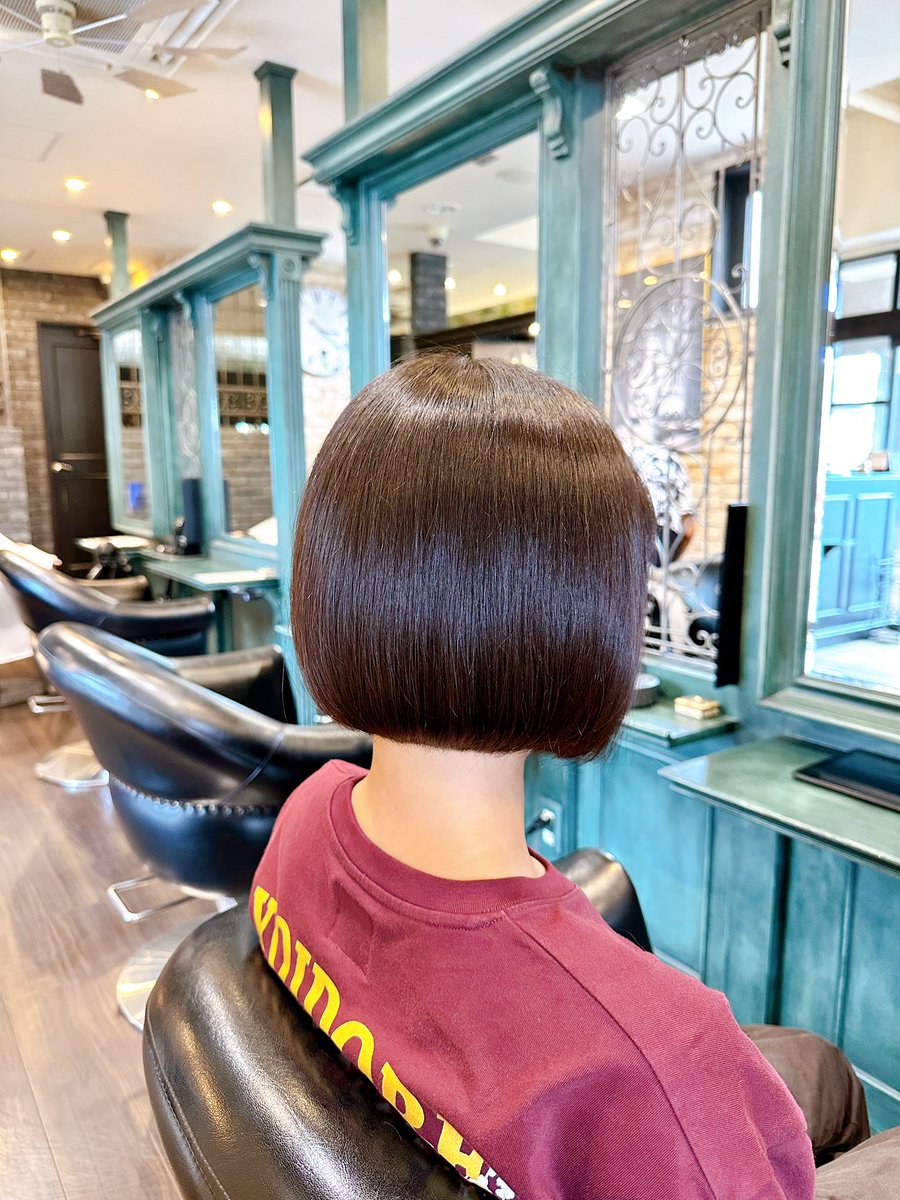roukou26's tweet photo. 小顔効果のショートボブ。

ショートボブは、
シンプルなヘアスタイルだからこそ技術が必要です。
生え際ギリギリのスッキリショートで小顔効果、首長効果が狙えます。
髪の生え方のクセなどを見て
カットします。
お気軽にご相談くださいね！ https://t.co/ZvBjid6Ori