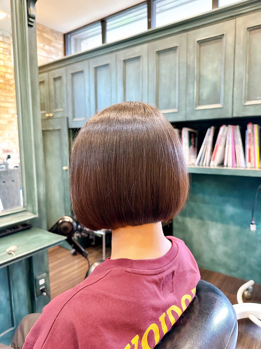 roukou26's tweet photo. 小顔効果のショートボブ。

ショートボブは、
シンプルなヘアスタイルだからこそ技術が必要です。
生え際ギリギリのスッキリショートで小顔効果、首長効果が狙えます。
髪の生え方のクセなどを見て
カットします。
お気軽にご相談くださいね！ https://t.co/ZvBjid6Ori