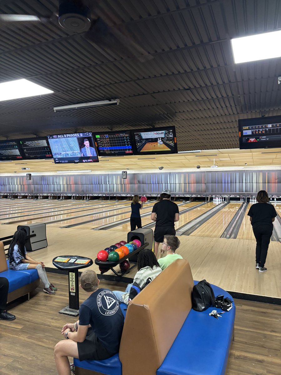 The .<a href="/RNECavaliers/">Richland Northeast HS</a> bowling team had a great turnout for practice tonight, looking forward to a great season! 🎳 <a href="/DrMarlonThomas/">Marlon L. Thomas, Ed.D.</a>