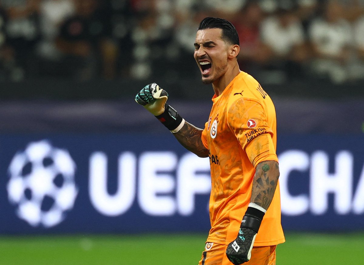 Uğurcan çakır frankfurt un ataklarını gol yiyerek savuşturuyor 🤣🤣🤣🤣

 #SGEvGS #uefachampionsleague