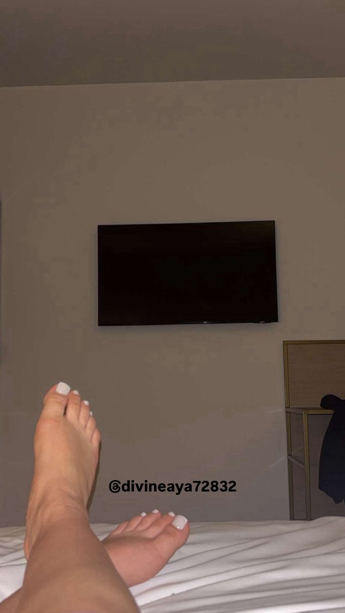 DivineAya72832's tweet photo. Be a good boy and sleep under mommy’s feet 

Findom femdom feetfetish collegebrat raceplay goddess domina https://t.co/cyXLlBAsMY