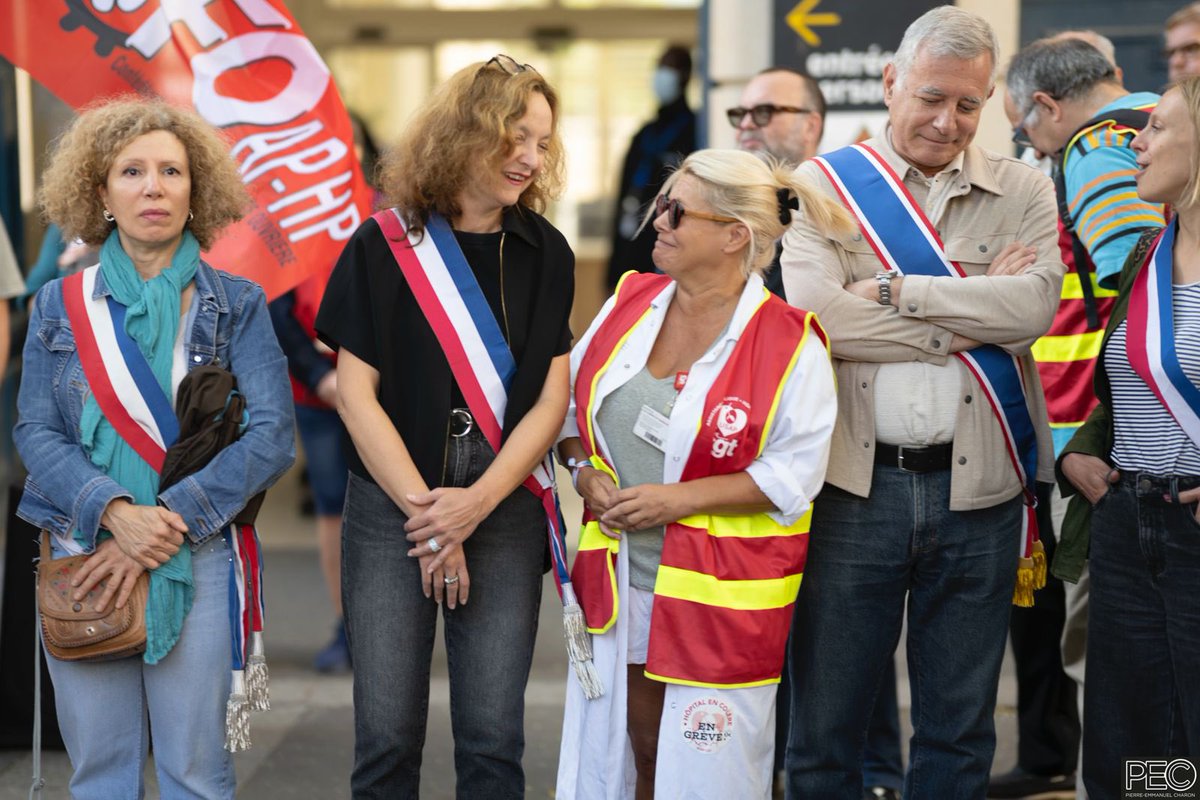 isabelle_rocca's tweet photo. Pour dire NON à la casse du service public de la santé et pour défendre l’hôpital public, ses soignants et ses patients, nous étions ce matin devant l’hôpital Saint-Antoine à #Paris12 avec les représentants de l’intersyndicale AP-HP.

#18septembre #Onlâcherien #servicespublics #santé