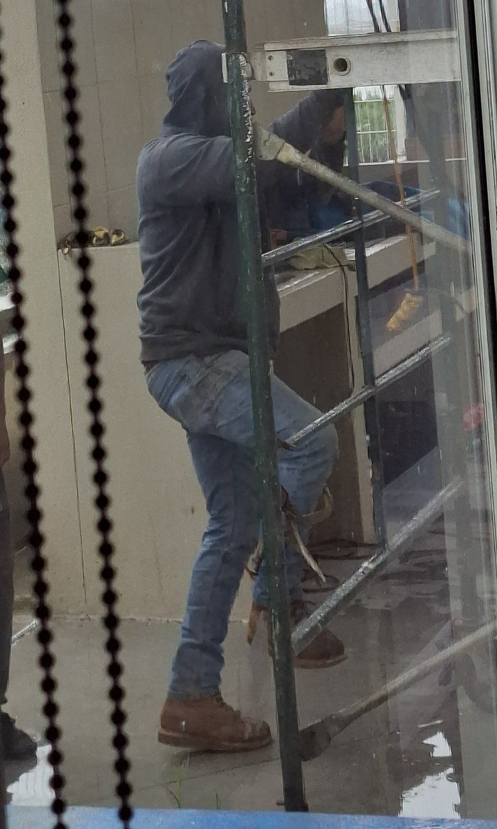 Ch1c0sD3L4C4ll3's tweet image. Con cuidado, pero si te resbalas aquí estoy abajo para cacharte. #ManAtWork #HombreTrabajando #ChicoDLCalle #StreetGuy #RealGuy #Paparazzi desde #Tijuana #BajaCalifornnia #México 2/2