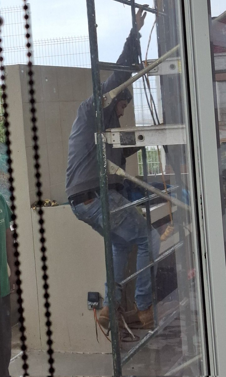 Ch1c0sD3L4C4ll3's tweet image. Con cuidado, pero si te resbalas aquí estoy abajo para cacharte. #ManAtWork #HombreTrabajando #ChicoDLCalle #StreetGuy #RealGuy #Paparazzi desde #Tijuana #BajaCalifornnia #México 2/2