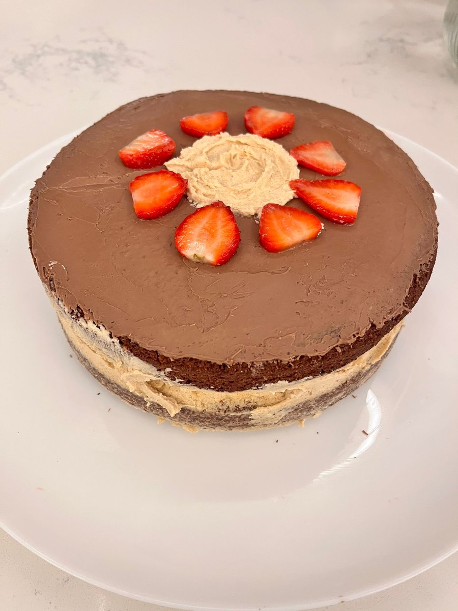 ParamsCooking's tweet image. finally been cookin here is some chocolate cake i made today 🤤