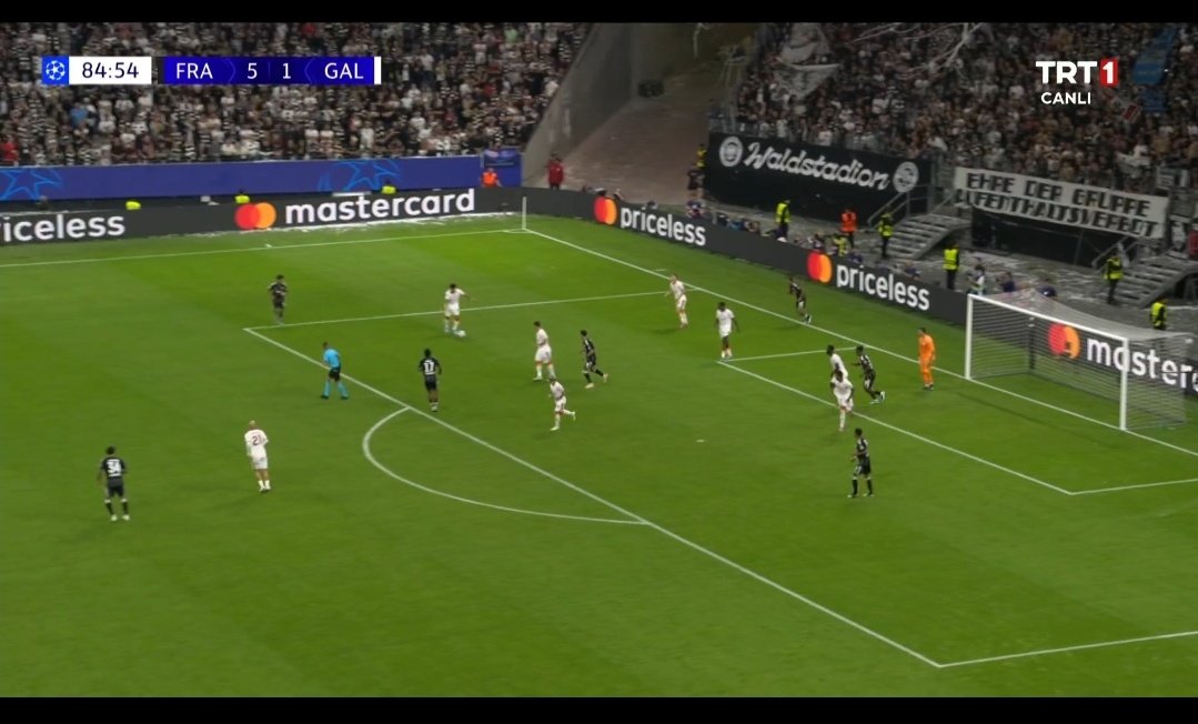 Fra ne beyler Fransa milli takımı ile mi oynadık biz  5 tane de gol yenmez ki..

#Galatasaray #FrankfurtGalatasaray