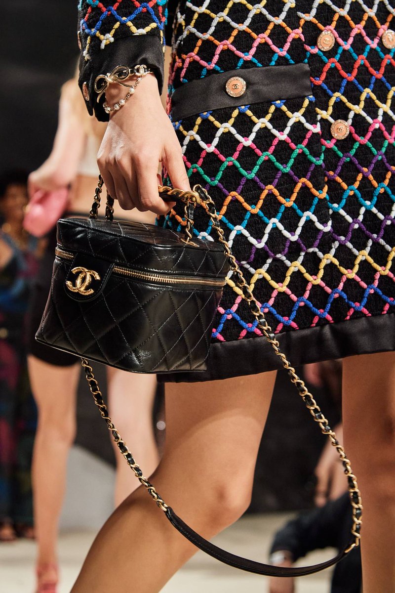 Tees57046797's tweet photo. Chanel
#Fashion #PanHaowen https://t.co/1e08rOJsf0