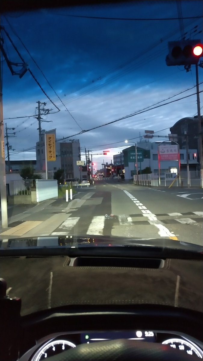 おはようございます🌞日の出も遅くなりましたね🌅週末の金曜日✨️皆様くれぐれもご安全に🖐️さてぼちぼち行きますか🚚