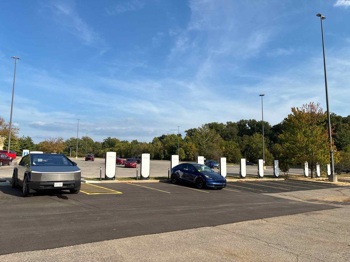 TeslaCharging's tweet image. New Tesla Supercharger: Bloomington, IN - East 3rd Street (12 stalls) 
tesla.com/findus?locatio…