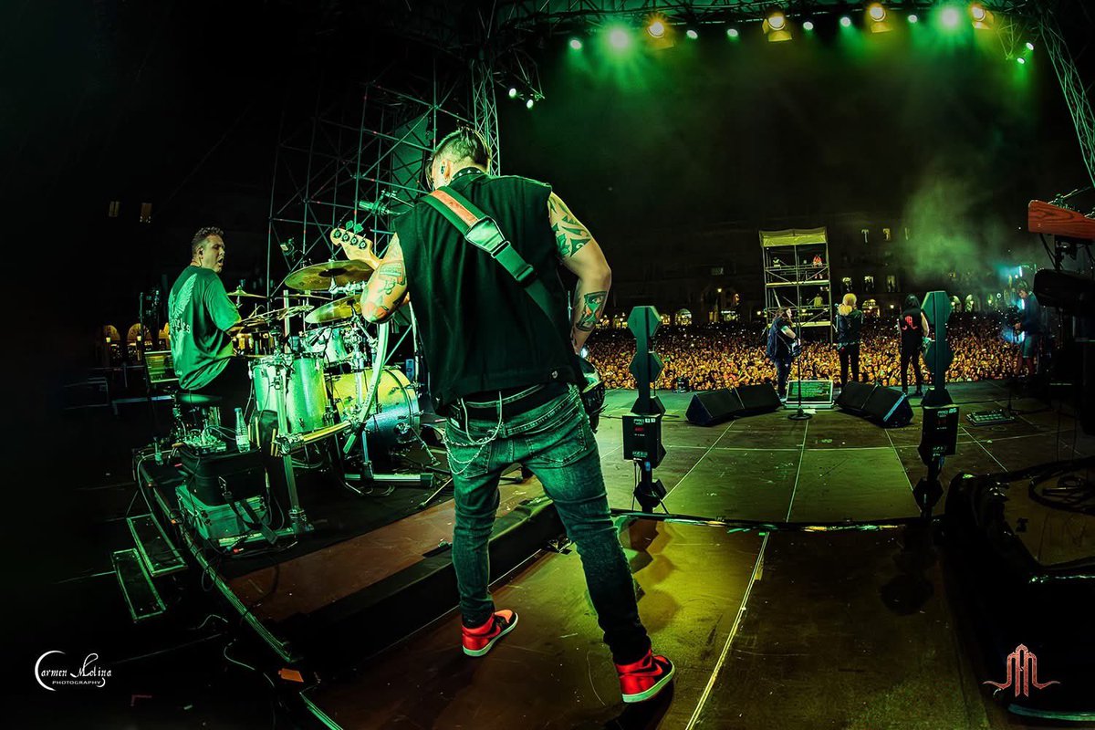 Cada concierto es una auténtica fiesta. Así se vive un poquito más atrás. 💕 <a href="/MedinaAzahara_/">Medina Azahara Ofic.</a>