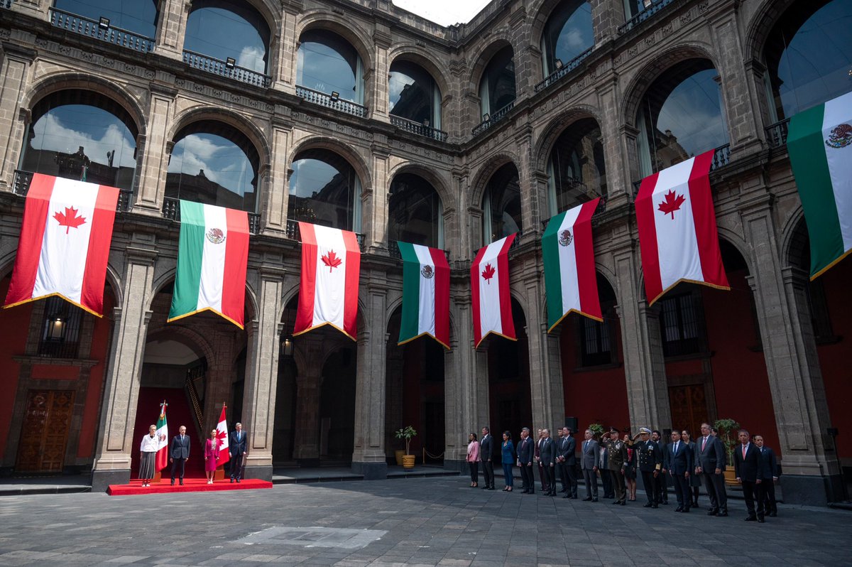 📸 En Palacio Nacional, esta tarde el canciller Juan Ramón de la Fuente acompañó a la presidenta Claudia Sheinbaum Pardo en la bienvenida oficial al primer ministro de Canadá (<a href="/CanadianPM/">Prime Minister of Canada</a>), <a href="/MarkJCarney/">Mark Carney</a>.

México y Canadá son países socios y amigos.
🇲🇽🤝🇨🇦