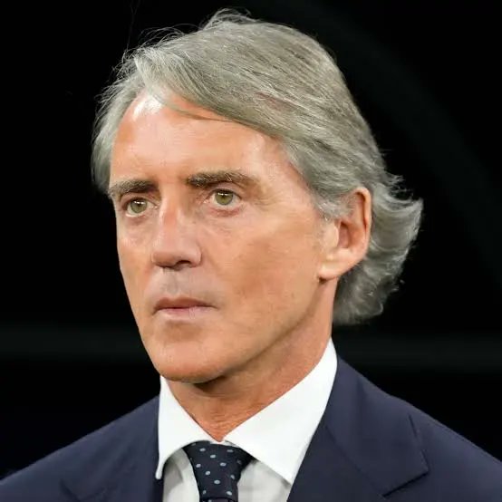 Getir hemen Roberto Mancini'yi ilk maçın günahı olmaz.

O zaman da Real'den ilk maçta 6 yiyip getirmiştik ama geldi gruptan çıkardı Juve falan tokatlayıp.