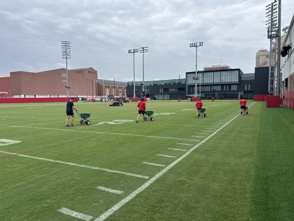 These guys!!! After practice blow, mow and fert down before the rain hit.  Some of the best in the business.  Keep holding on Bermuda!  ⁦<a href="/HuskersTurf/">Nebraska Turf</a>⁩ ⁦<a href="/Huskers/">Nebraska Huskers</a>⁩